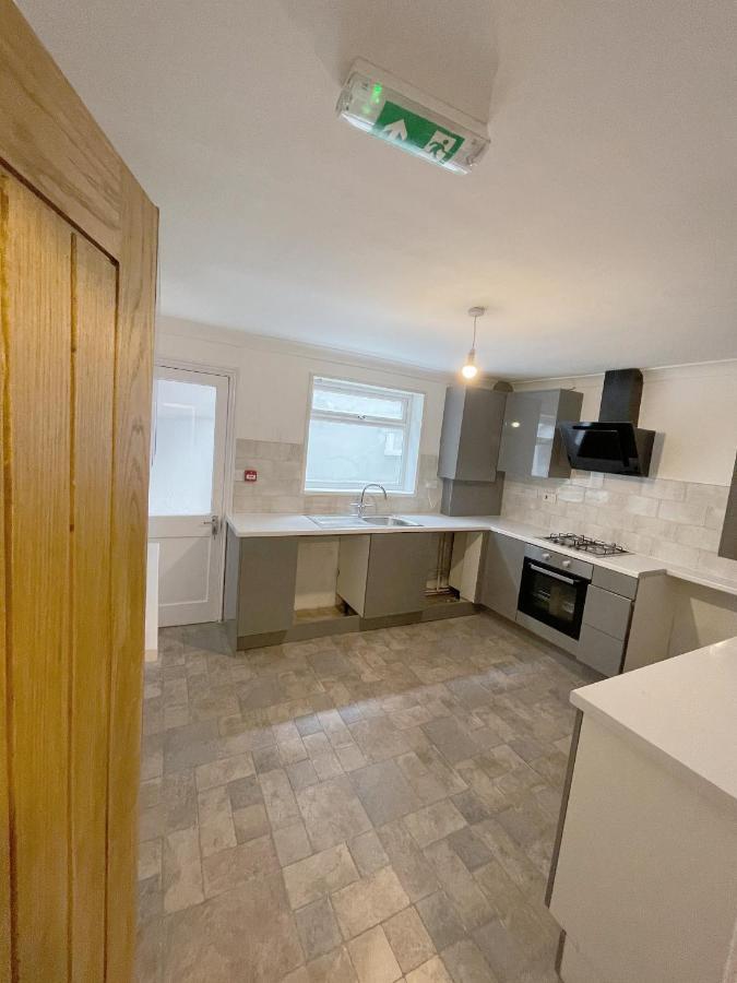 Agyeman Property Алдършот Екстериор снимка