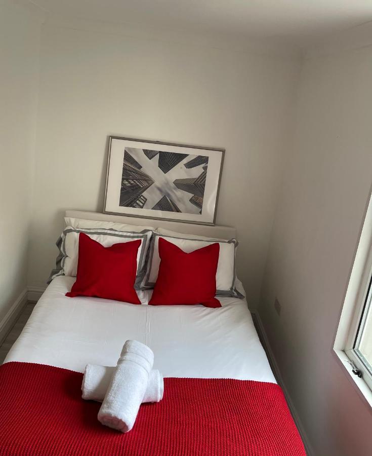 Agyeman Property Алдършот Екстериор снимка